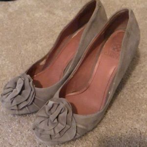Vince Camuto size 8 flower heels
